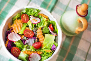 Insalata al mango con semi di canapa