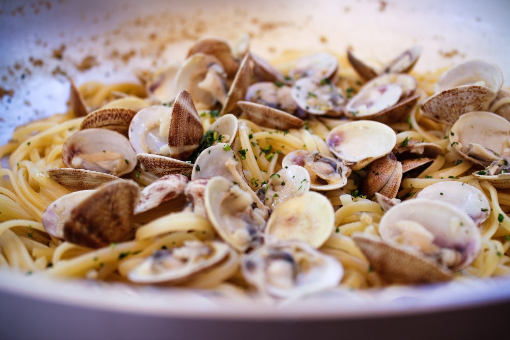 Pasta alla Cannabis con Vongole e Peperoncini Verdi