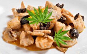 Ricetta Pollo alle olive, funghi champignon e Cannabis